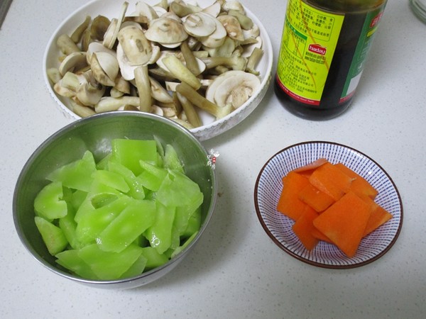 Stir-fried Mushrooms with Lettuce recipe