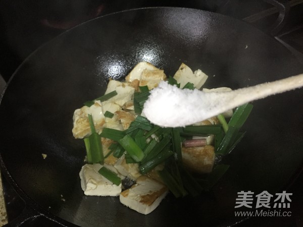 Grilled Tofu with Garlic Leaves recipe