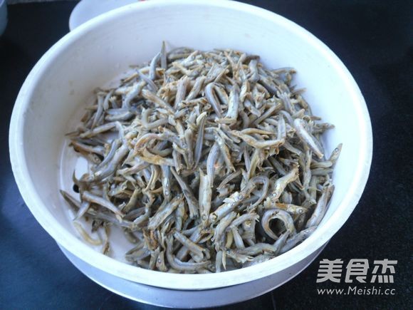 Stir-fried Small Dried Fish with Garlic recipe