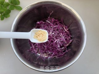 Camellia Oil Mixed with Purple Cabbage recipe