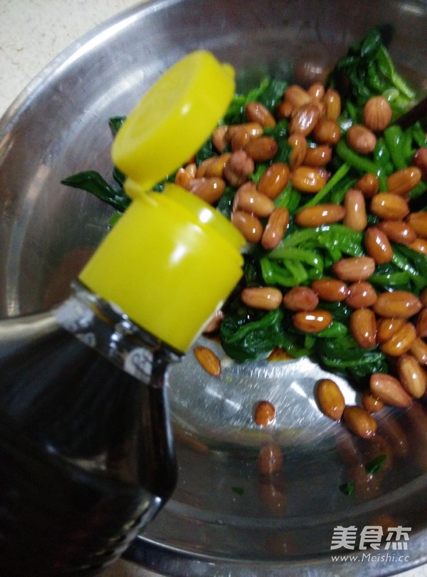 Spinach Mixed with Peanuts recipe