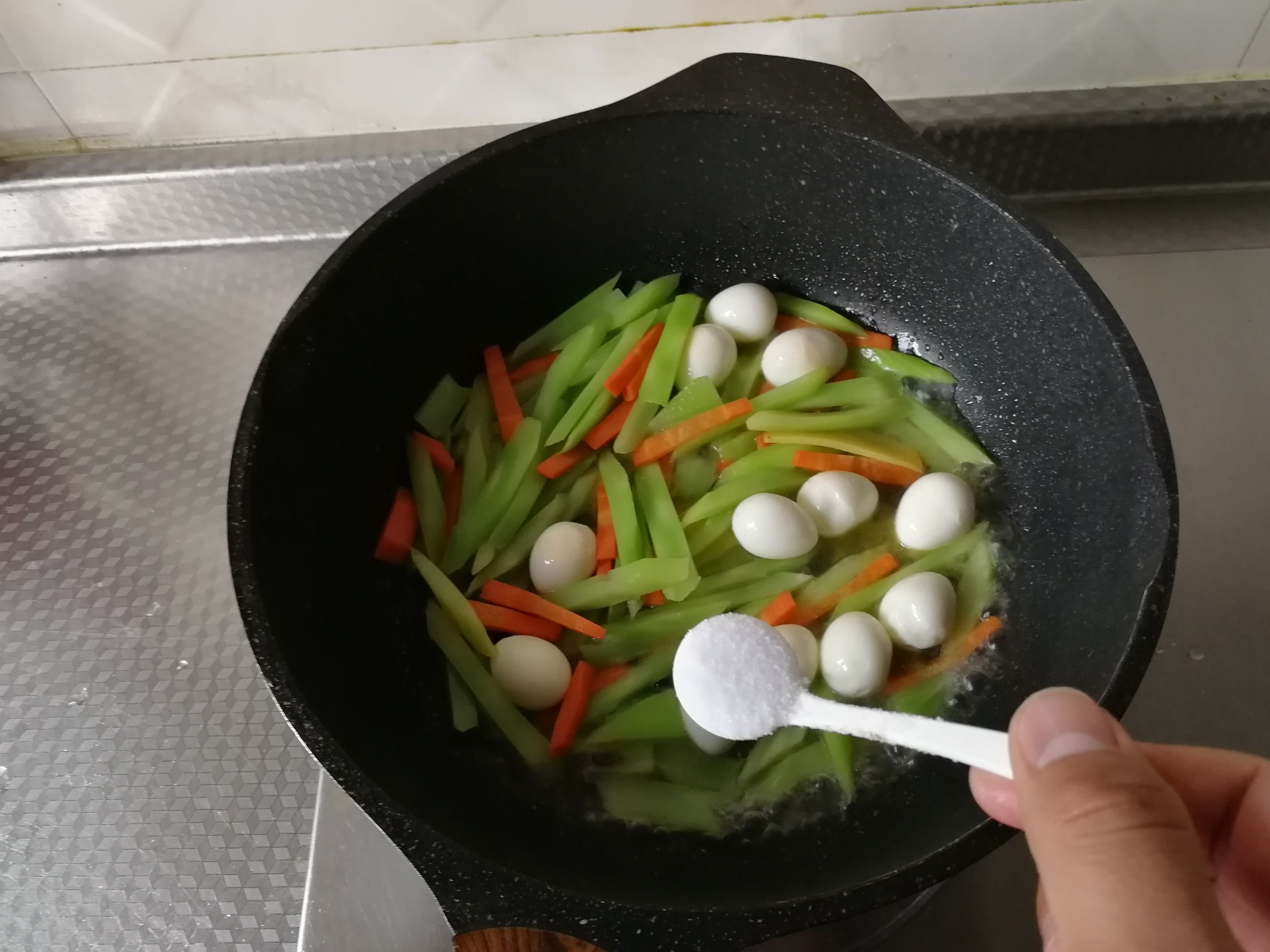 Stir-fried Quail Eggs with Shredded Lettuce recipe