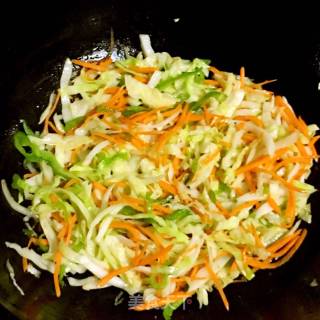 Stir-fried Green Peppers with Cabbage and Carrots recipe