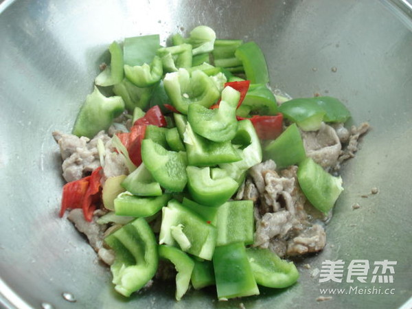 Stir-fried Pork Noodles with Green Pepper recipe