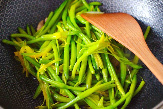 Stir-fried Pork with Daylily recipe