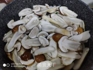Stir-fried Broccoli with Agaricus and Carrots recipe