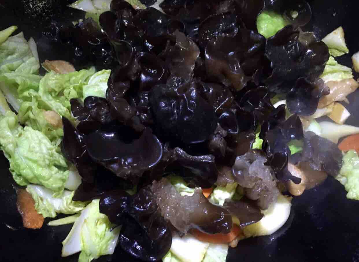 Stir-fried Cabbage with Fungus recipe