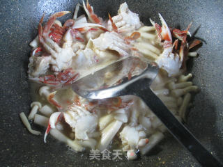 Stir-fried Crab with Mushroom and Seafood recipe