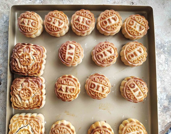 Mooncake with Lotus Seed Paste and Egg Yolk recipe