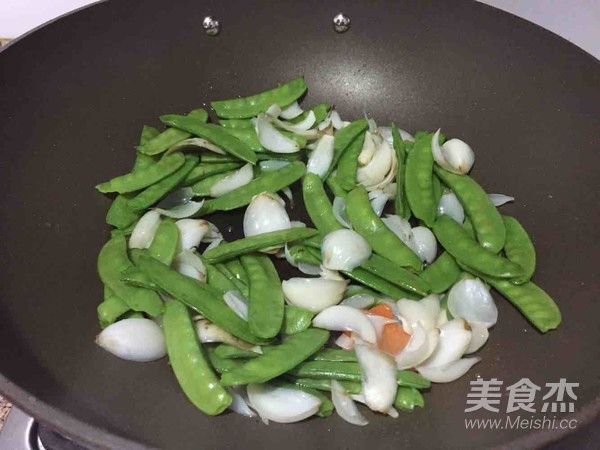 Fried Lily with Snow Peas recipe