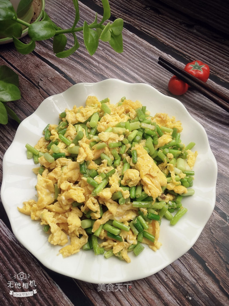 Scrambled Eggs with Garlic Stalks recipe