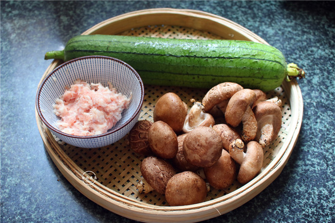 Loofah and Lean Meat and Mushroom Soup recipe