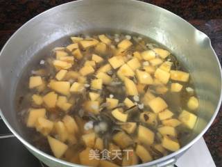 Peach Gum Loquat Soup recipe