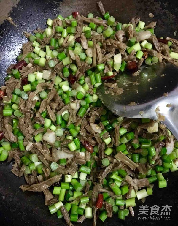 Appetizers (fried Pork with Dried Beans and Garlic Moss) recipe