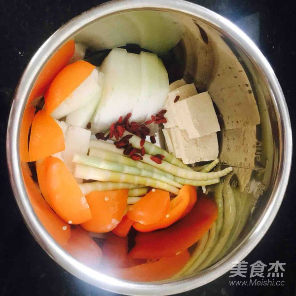 Stewed Chinese Wolfberry and Winter Bamboo Shoots recipe