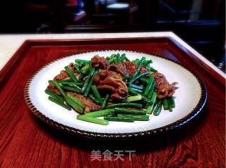 Stir-fried Large Intestine with Garlic Stalks recipe