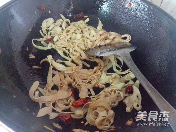 Stir-fried Tofu Skin with Lettuce recipe