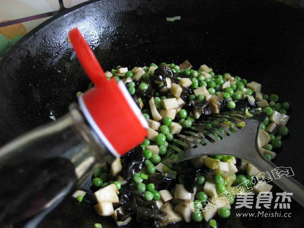 Pleurotus Eryngii and Fungus Fried Peas recipe