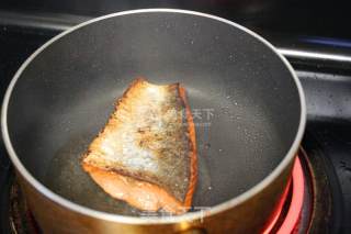 Nutritious Dinner-avocado Salad & Pan-fried Salmon recipe