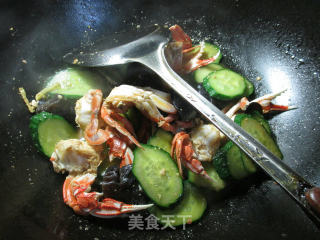 Stir-fried Flower Crab with Black Fungus and Cucumber recipe