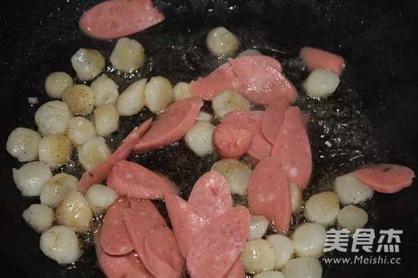 Stir-fried Scallops and Ham Sausage with Leek recipe