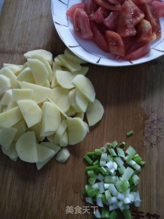 Fried Potato Chips with Tomatoes recipe