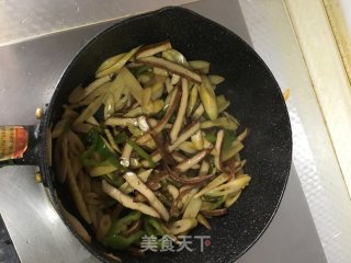 Stir-fried Shredded Bamboo Shoots with Dried Green Peppers recipe