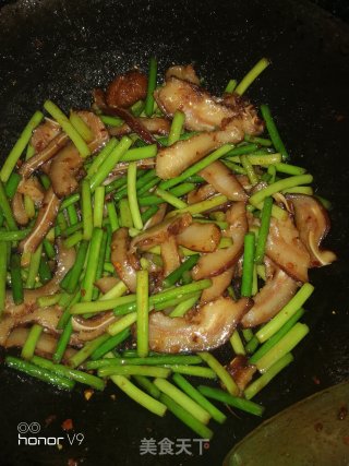 Fried Pork Ears with Spicy Garlic Moss recipe