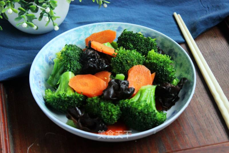 Stir-fried Broccoli with Black Fungus and Carrots recipe