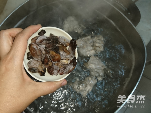 Pork Ribs Soup with White Carrot and Oyster Sauce recipe