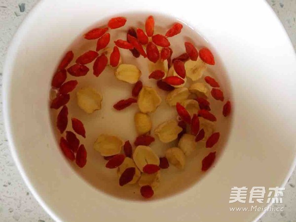 Autumn Pear White Fungus and Lotus Seed Soup recipe