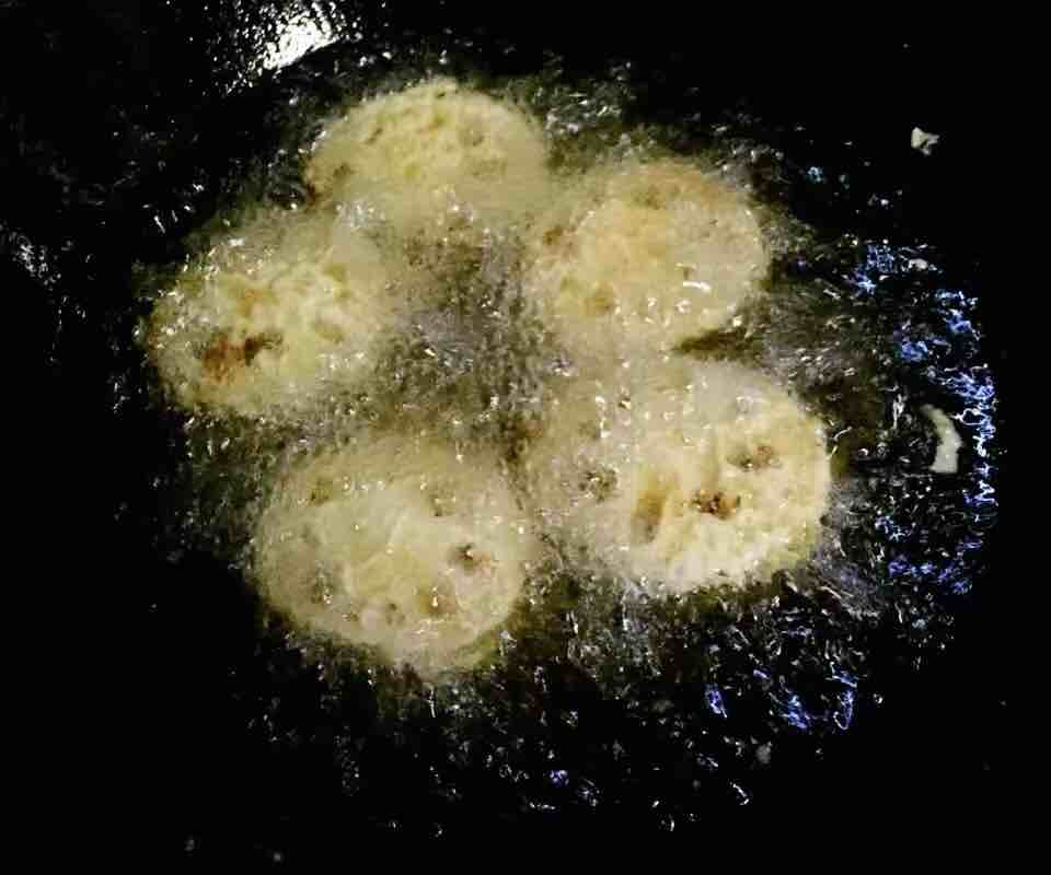 Fried Lotus Root Tongs with Fresh Meat and Coriander recipe