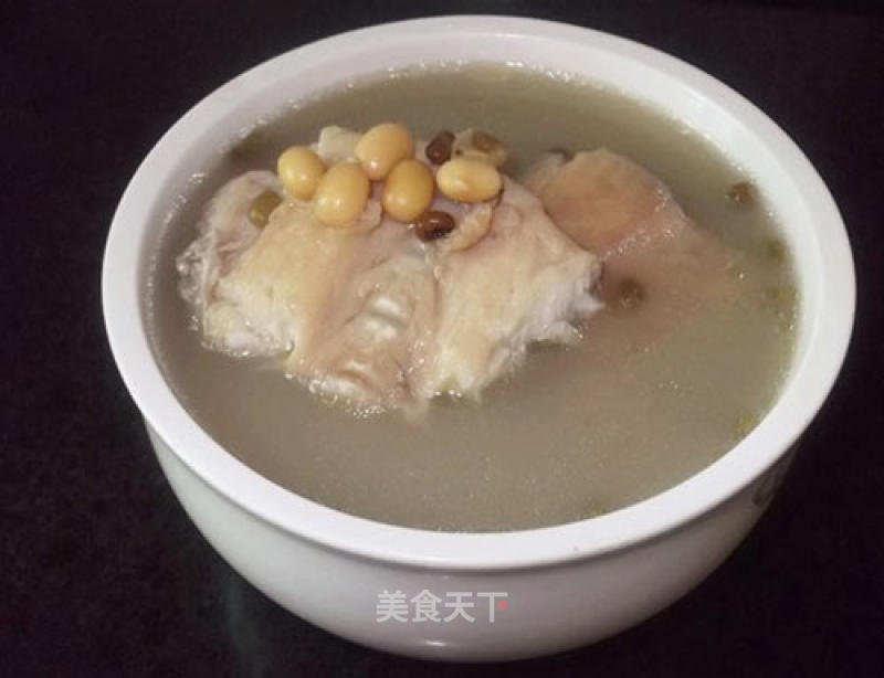 Fish Bone Soup with Milk, Yellow Mung Beans and Fish Bone Soup