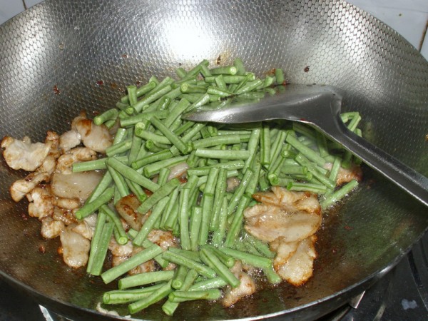 Braised Noodles with Beans and Pork Belly recipe