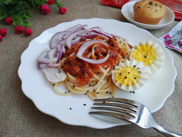 Spaghetti with Onion and Egg Meat Sauce recipe