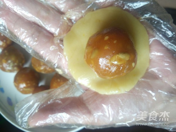 Cantonese Egg Yolk Mooncake recipe