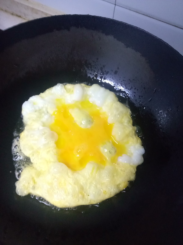 Scrambled Eggs with Celery Leaf and Mushroom recipe