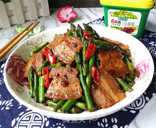 Stir-fried Bacon with Asparagus in Bean Sauce recipe