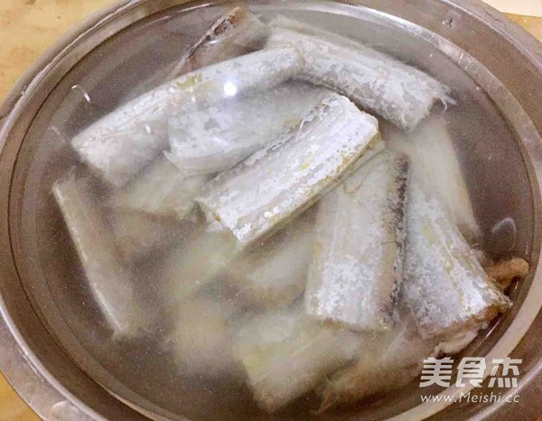 Saury Stew with Chrysanthemum recipe