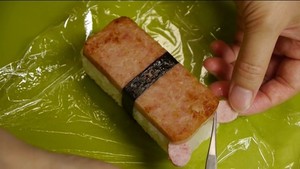 Spam Sushi Masubi Luncheon Meat and Sweet Egg Sushi by あっ, 之想グルメだ! recipe