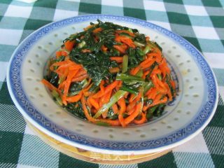 Dandelion Mixed with Carrot Shreds recipe