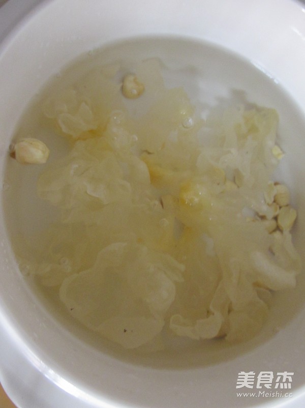 White Fungus and Lotus Seed Soup recipe