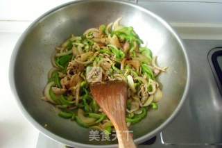 Fried Noodles with Cumin, Green Pepper and Shredded Pork recipe