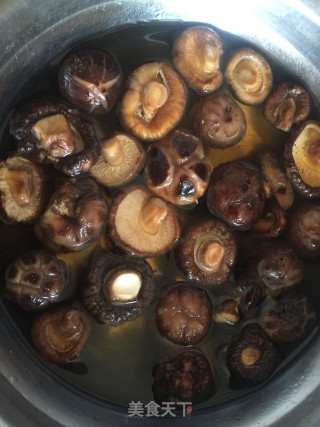 Stewed Chicken Soup with Double Mushroom and Flower Maw recipe