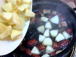 Red Dates, Longan and Apple Sweet Soup recipe