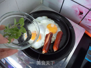 Sizzling Black Pepper Sausage and Eggs recipe