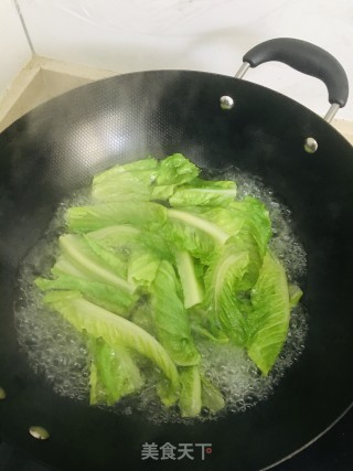 Steamed Fish and Soy Sauce Drizzled with Lettuce recipe