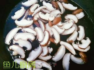 Fresh Squid, Shiitake Mushrooms and Green Broad Beans──private Dishes in Yuer's Kitchen recipe