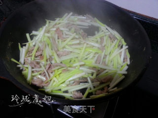 Scrambled Eggs with Chives and Pork recipe