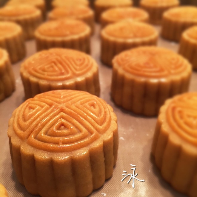 Cantonese-style Moon Cakes-egg Yolk and Lotus Paste Moon Cakes recipe